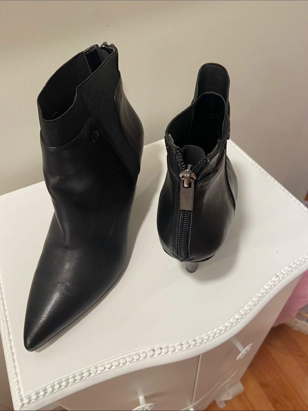 Bandolino Black Pointed Toe Leather Ankle Boots with Back Zipper